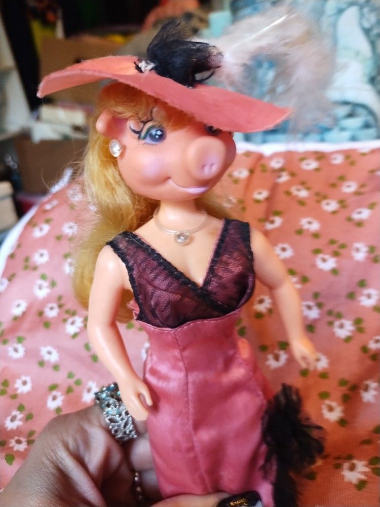 7 In Vintage Gorgeous Creatures Miss Piggy Doll Silk Pink And Black Lace Gown Has Jewelry Around Neck And In Ears Missing Her Ring Gloves And Boa