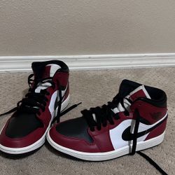 Air Jordan 1 Mid Chicago Black Toe 
