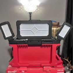 Milwaukee M18 18-Volt Lithium-Ion Cordless PACKOUT 3000 Lumens LED Light with Built 