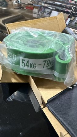New TheFitLife heavy-duty latex resistance band in green. This single loop band has a resistance range of 54kg to 79kg. The set includes the original
