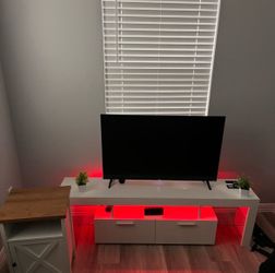 45 inch tv,2 nightstands