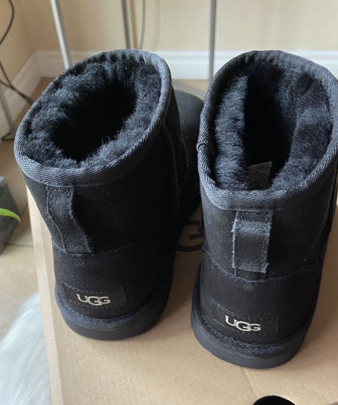 π
XMAS π Sz 6 Fit 7 UGG Black Suede. SALE SALE $185 π