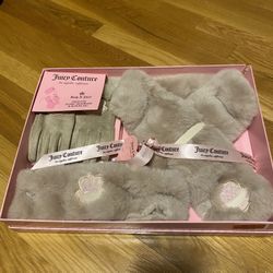 Juicy Couture  Hat And Gloves And Scarf 