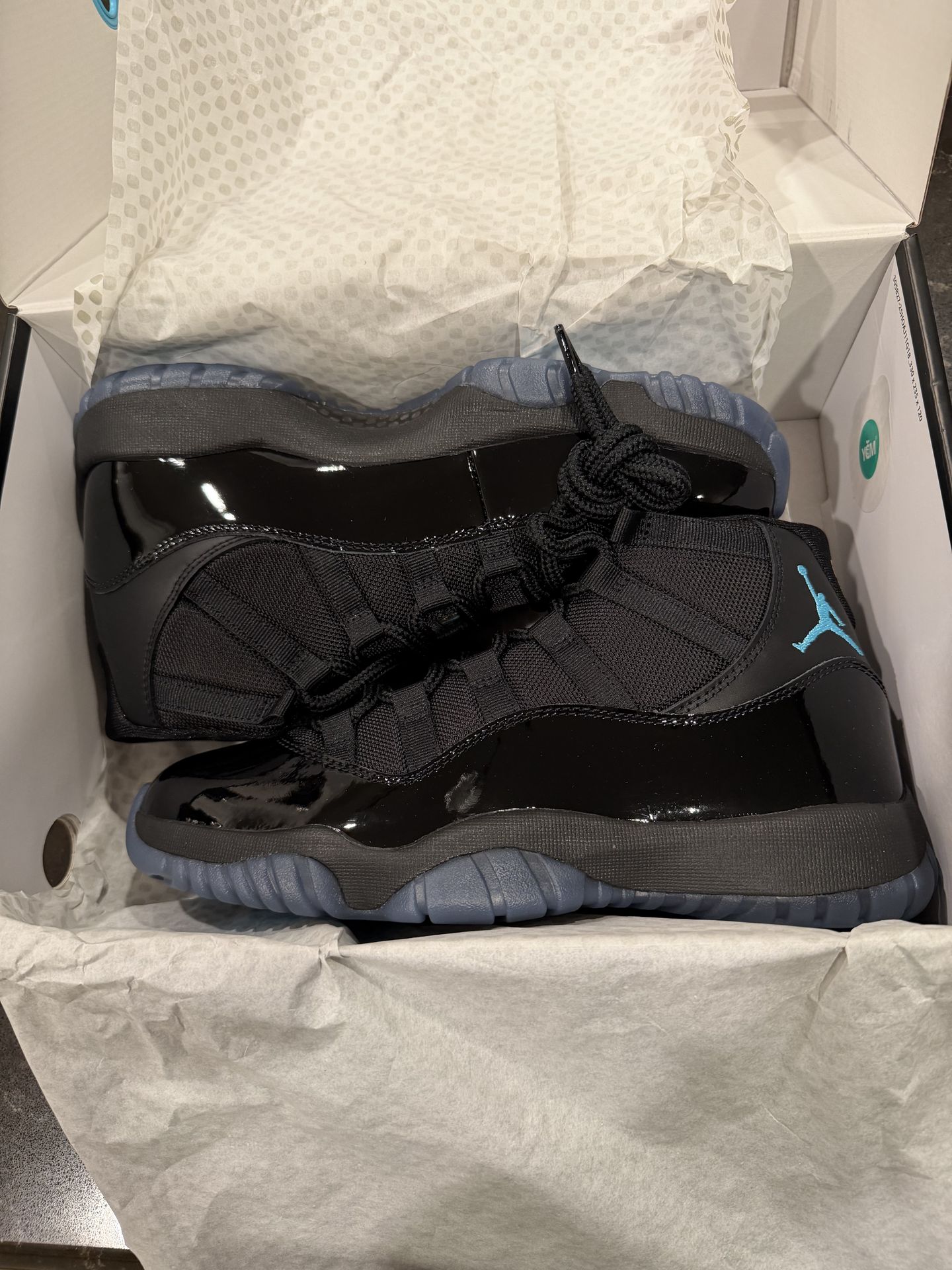Jordan 11 gamma size 9 men (no trades)