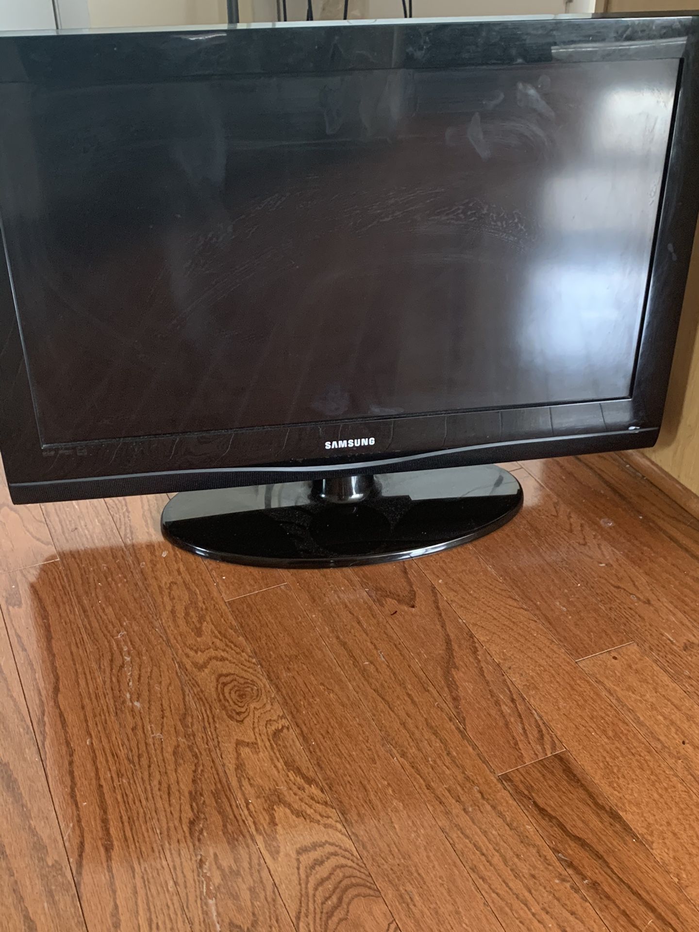 32’ Samsung tv with remote