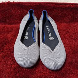 Rothys Birdseye Gray Ballet Flats Sz 8 Round Toe

Color is retired, and no longer available.

Knit ballet flat. Vegan. Made from recycled water bottle