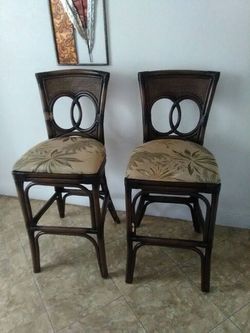 2 bar stools