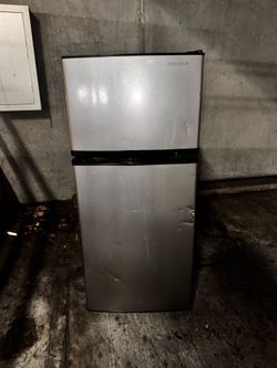 Min fridge and freezer