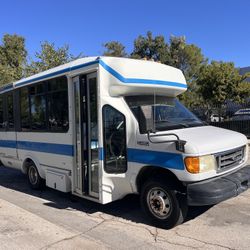 2001 FORD E- 350 SÚPER DUTY BUS - WHEEL CHAIR RAMP- TRADE FOR SMALL TRUCK