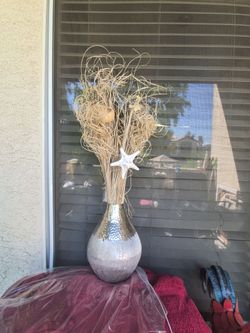 Hammered metal flower and dried branches and foliage, new unlabeled.

Florero de metal martillado y Ramas secas y follaje, nuevo sin etiqueta
