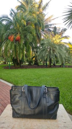 A Nice Lg Leather Blk Coach Handbag 17" L 10" H 9"W