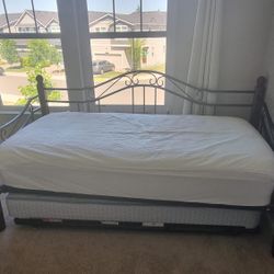 Day Bed / Trundle Bed With Mattresses 