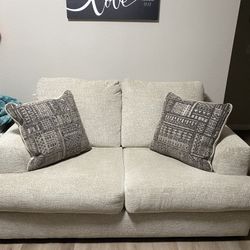 Love Seat Couch - Excellent Condition, Like New 