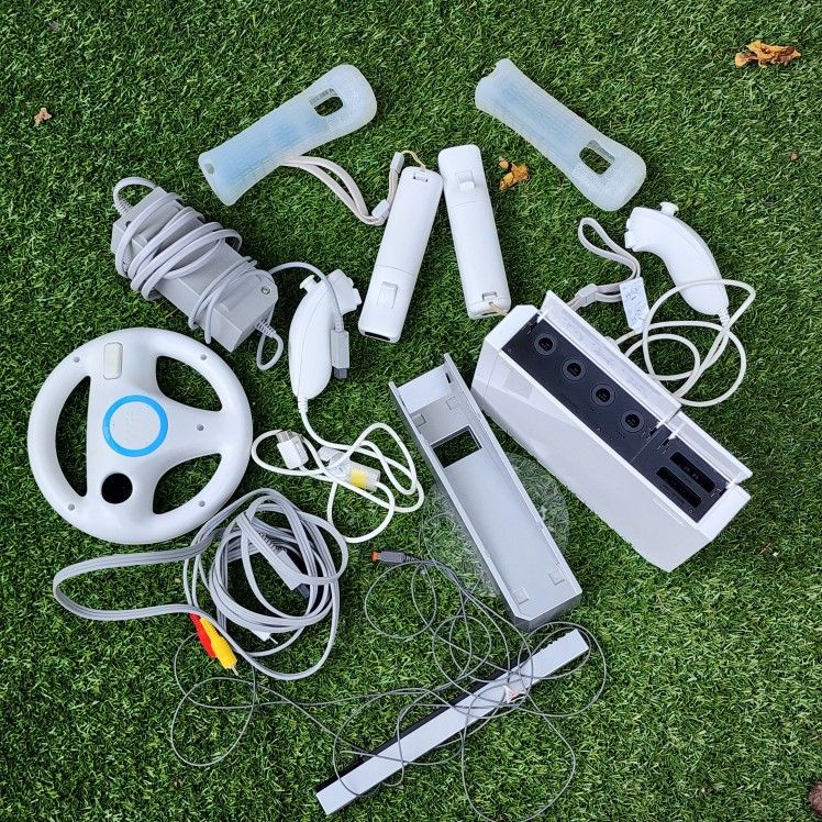 NINTENDO Wii Bundle - Please See Pictures Closely - One Wire Is Broke