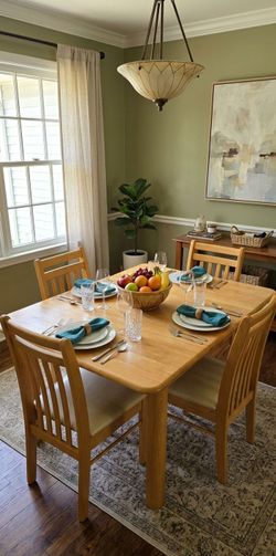 Like New table and chairs