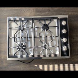 Wolf 30 inch 4-Burner Gas Cooktop - Model CT30G/S