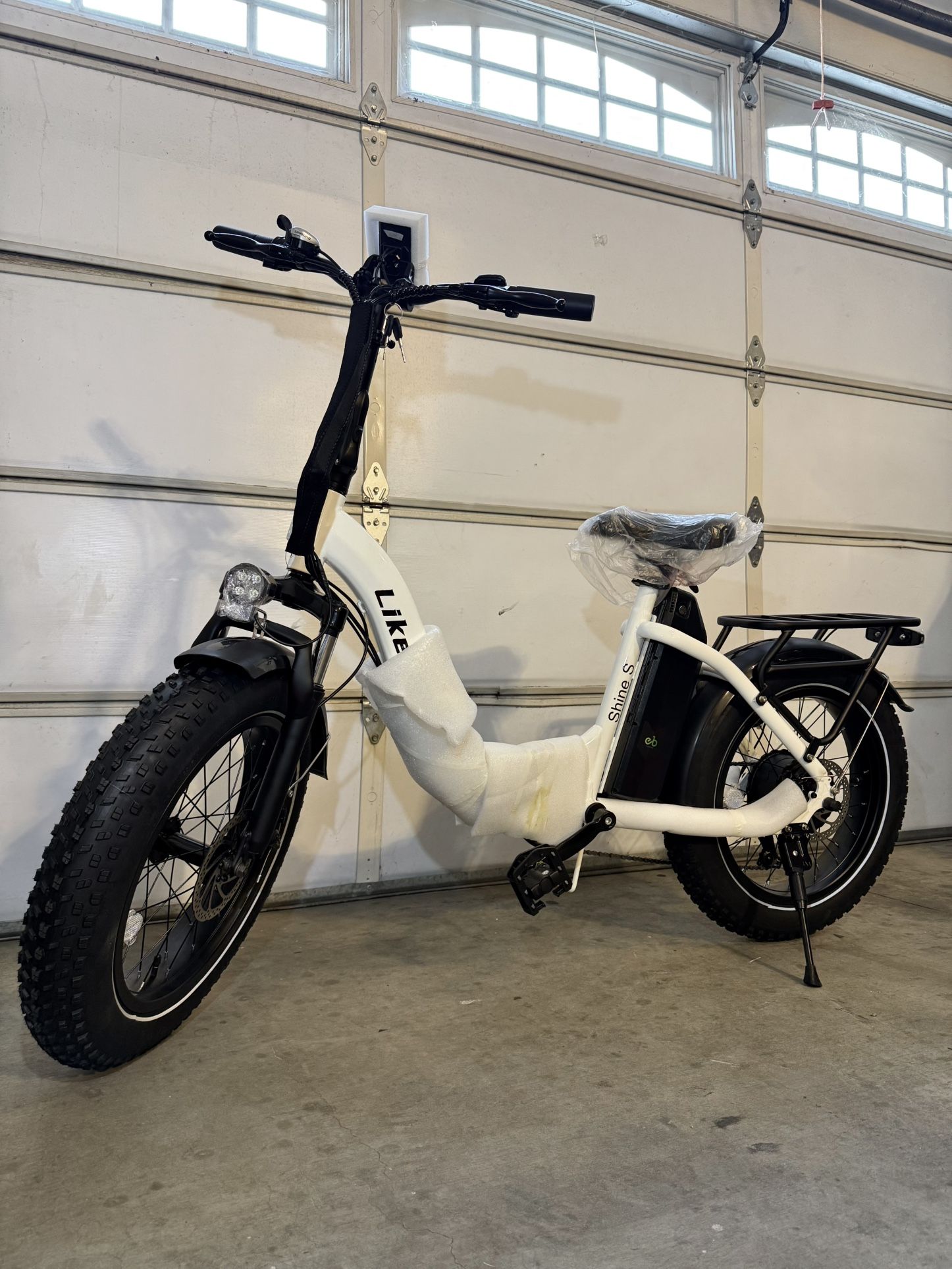 ( BRAND NEW) White Like Bike Electric Foldable Fat Tires