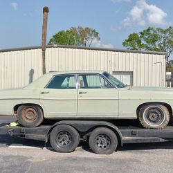 - 1968 Ford Galaxie Galaxy 500 Sedan w 8-302 Engine and AC! Runs!