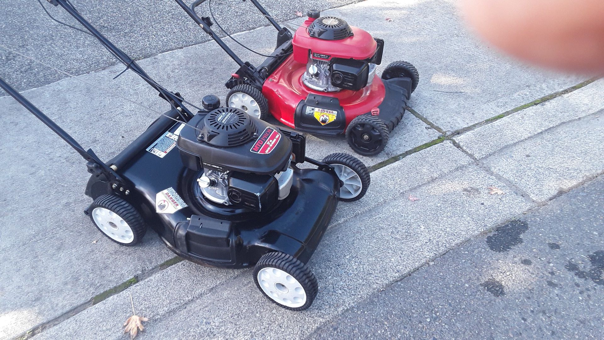 HONDA LAWN MOWER THE BLACK IS SELFPROLLED AND THE RED IS PUSH MOWER BOTH ARE WORKING GOOD FOR 120 $ FOR BOTH