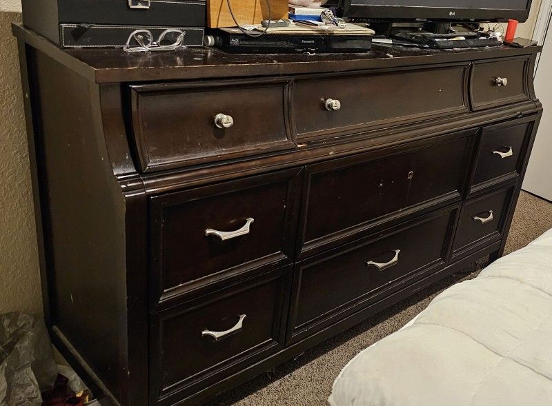 Used Dresser. Great Condition 