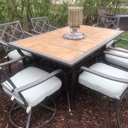 Patio Furniture Set.   Very Nice!!