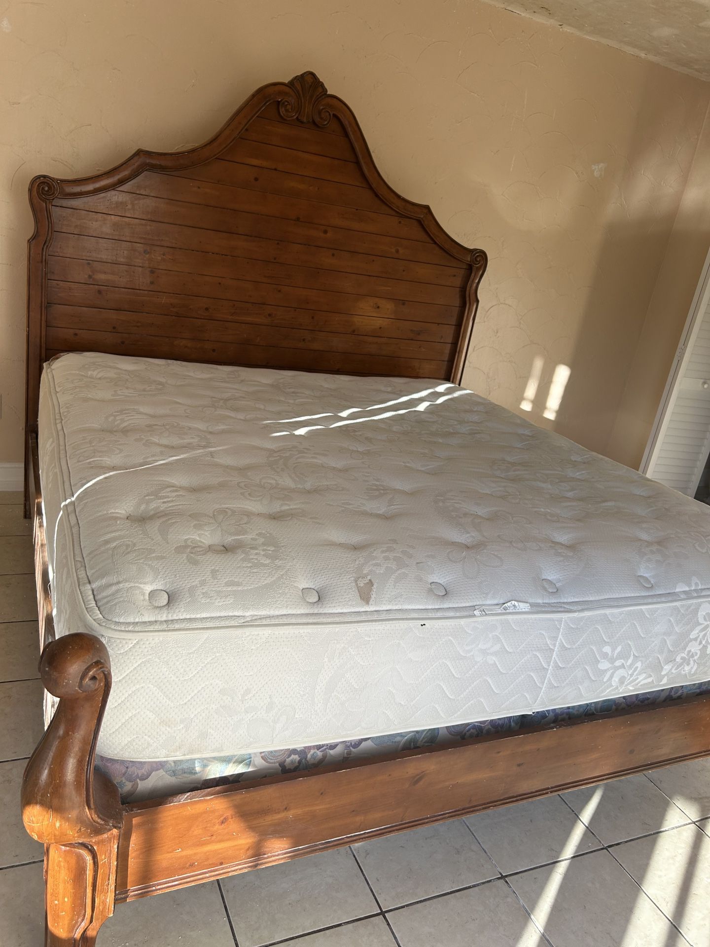 Solid Wood King Size Bed. Mattress Is Not Included 