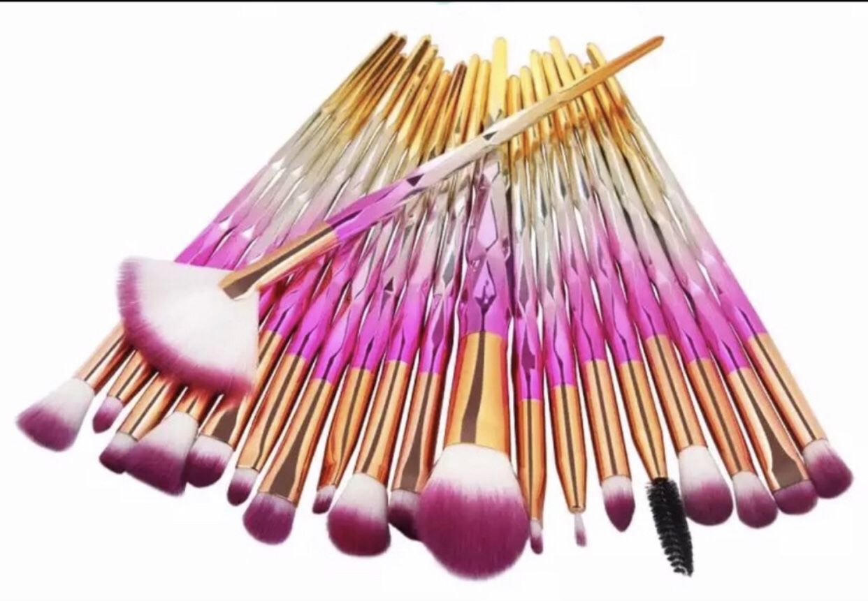 20 Piece Set Of Make Up Brushes 