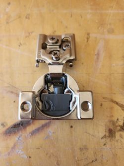 Soft close cabinet hinges