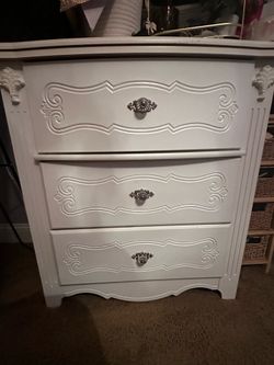 White bedroom dressers and nightstands