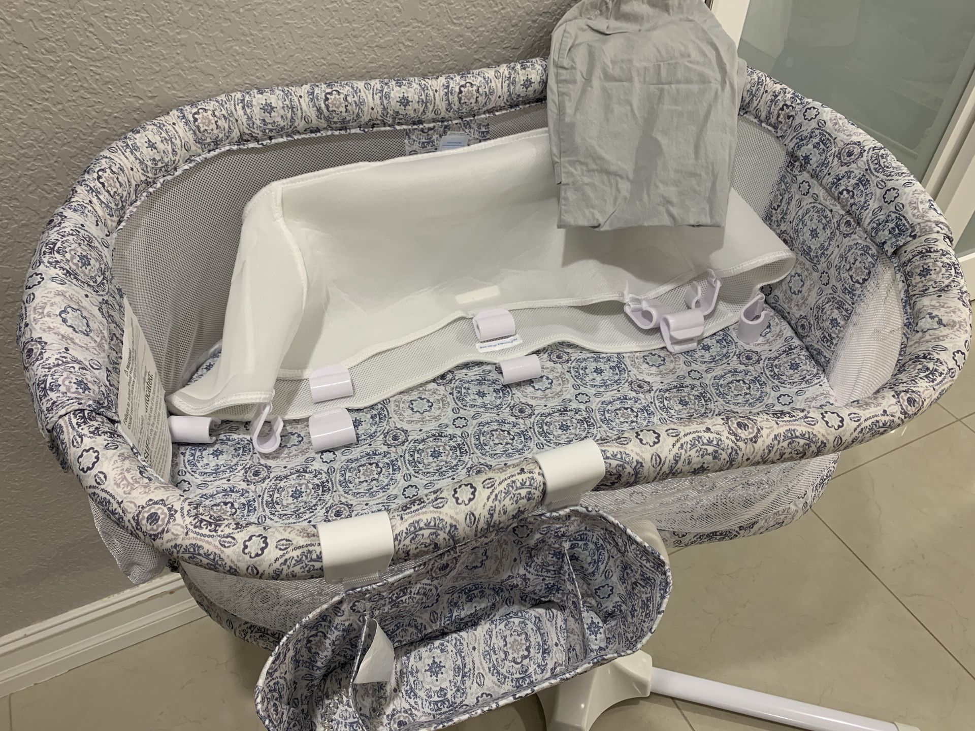 Halo swivel bassinet