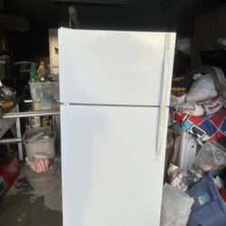 18 CuFt. White Top Freezer Refrigerator 