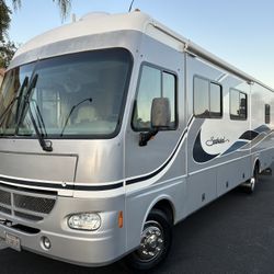 2004 Southwind by Fleetwood 32V runs excellent clean inside and out double slide 32 K Miles