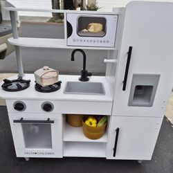 Delta Children Deluxe Modern Kitchen - Wooden Toy Kitchen Playset 