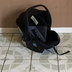 LIKE NEW SAFETY 1ST INFANT CAR SEAT!!!