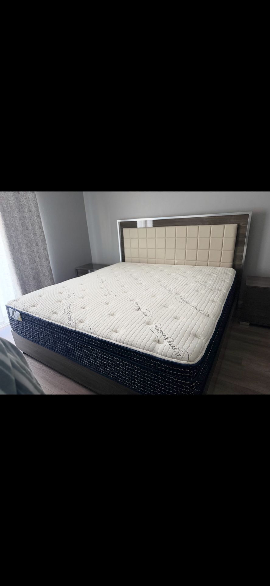 Beautiful Bedroom Set With Bed And Mattress And Everything In Photo 