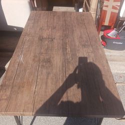 Table With 4 Chairs And A Bench  Only One Puctore Of The Chairs They Are All The Same Table Used A Few Times