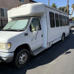 Ford E-350 Shuttle Bus 