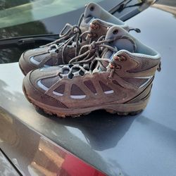Hiking Boots Zise 7 In Half For Kids 