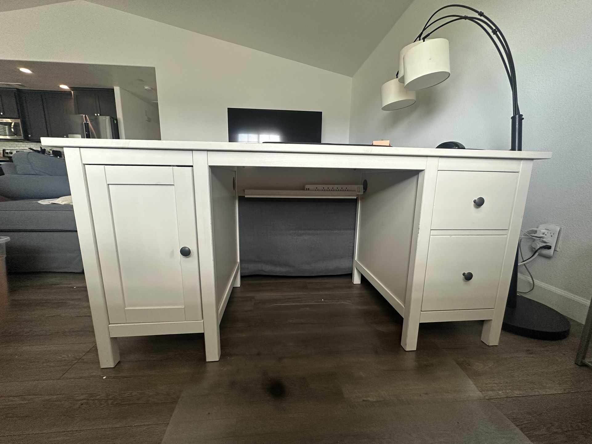 White Desk - Escritorio blanco