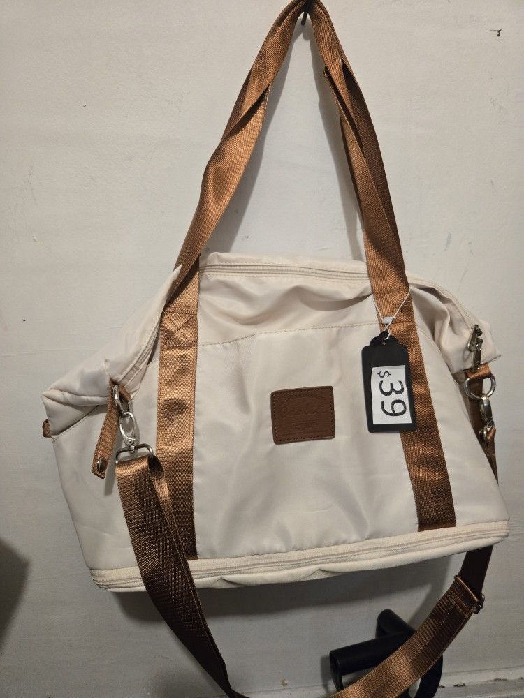 Wholesale 300 Piezas High Quality Backpack Boots Sneakers Handbags & More