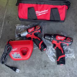 Milwaukee M12 12V Lithium-Ion Cordless Drill Driver/Impact Driver Combo Kit with Two 1.5Ah Batteries, Charger and Bag (2-Tool)