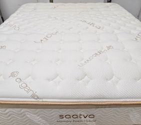 Like New! Saatva Memory Foam Hybrid Queen Mattress - Delivery Available!