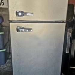 Frigidaire Refrigerator Silver Black