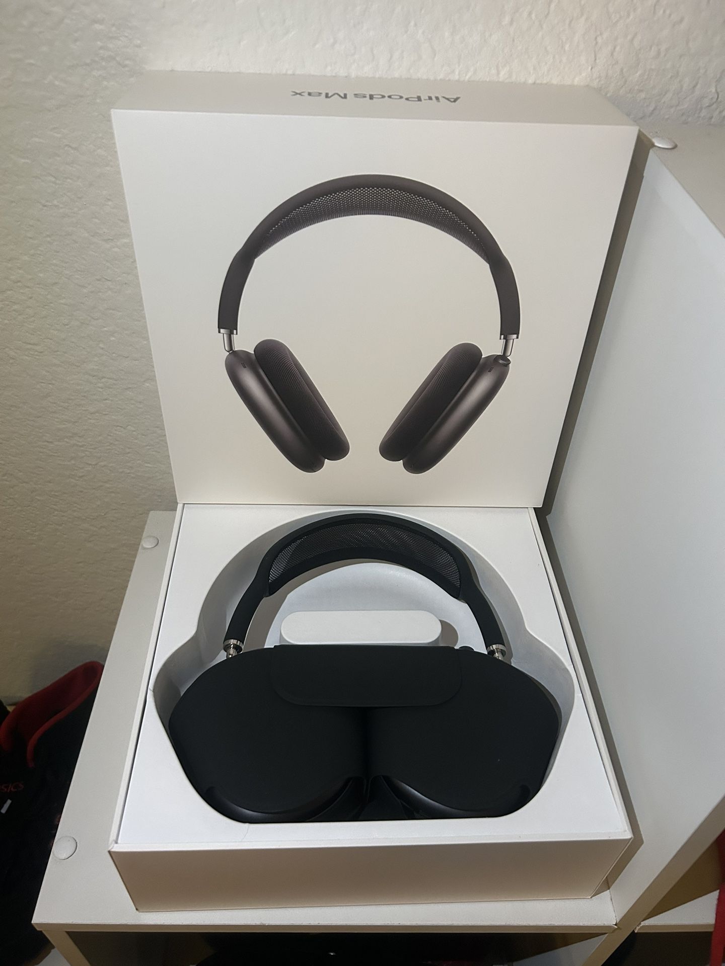 Apple Airpod Max (Black) for Sale in Fontana, CA - OfferUp