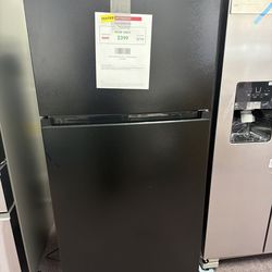 Midea Fingerprint Resistant 18.1-cu ft Standard-Depth 30-in Wide Top-Freezer Refrigerator (Black) Garage Ready ENERGY STAR Certified