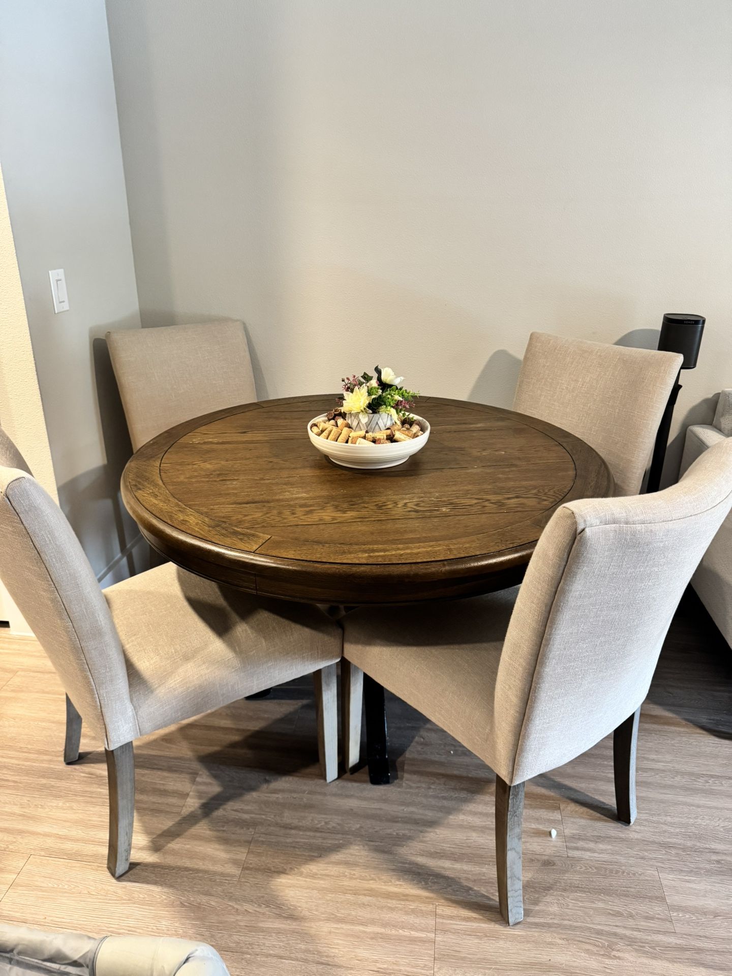Star Furniture Dining Room Table & Chairs