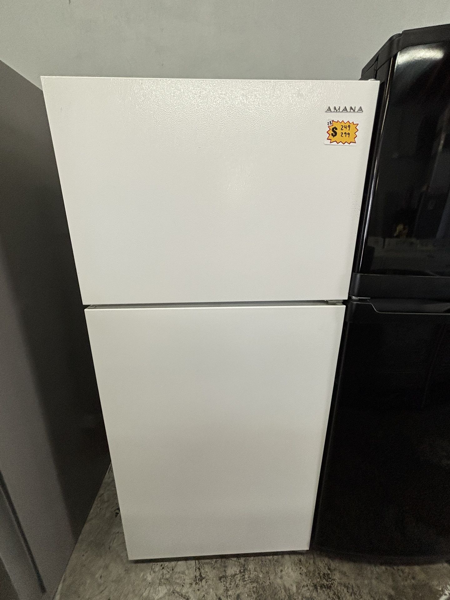 AMANA 28” TOP AND BOTTOM REFRIGERATOR