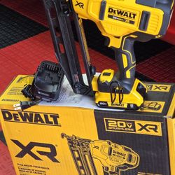Brand New DEWALT 20V MAX XR 16-Gauge Electric Cordless Angled Finishing Nailer Kit