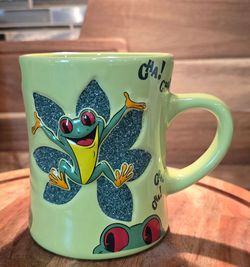 🐸Souvenir from THE RAINFOREST CAFE Restaurant ~Mug Green Frog CHA! CHA! 3D Embossed Landry’s 16 oz. Cup Coffee.
$15
🐸EXCELLENT PRE-OWNED CONDITION,