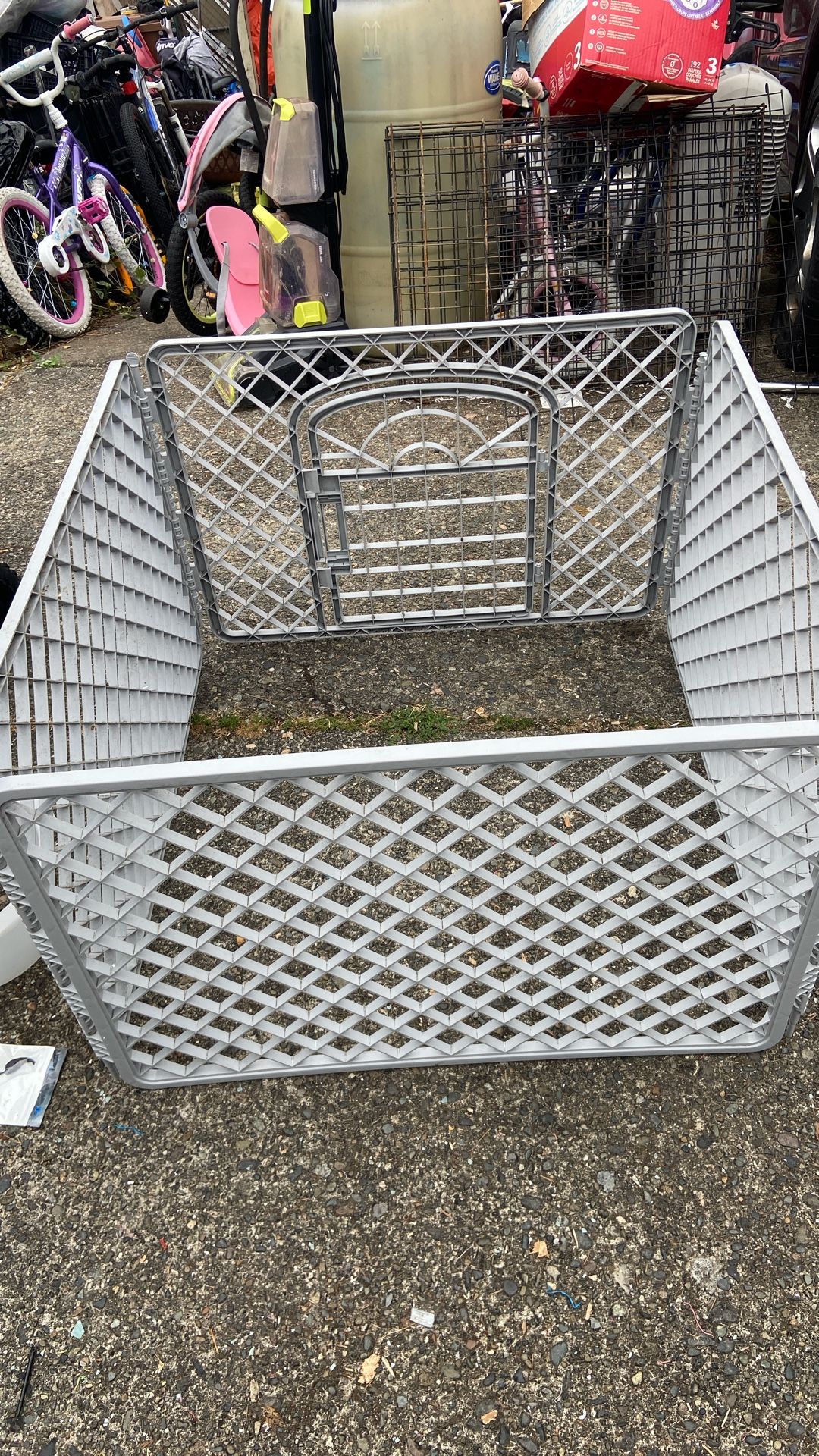 Pets Fence Size 3ftx3ft. Height 2ft Price 25$ Pick Up. E72.